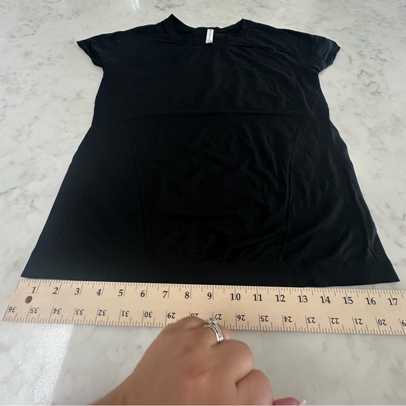 Women's Athleta Momentum Seamless Tee in Black. Size Large - Picture 11 of 12